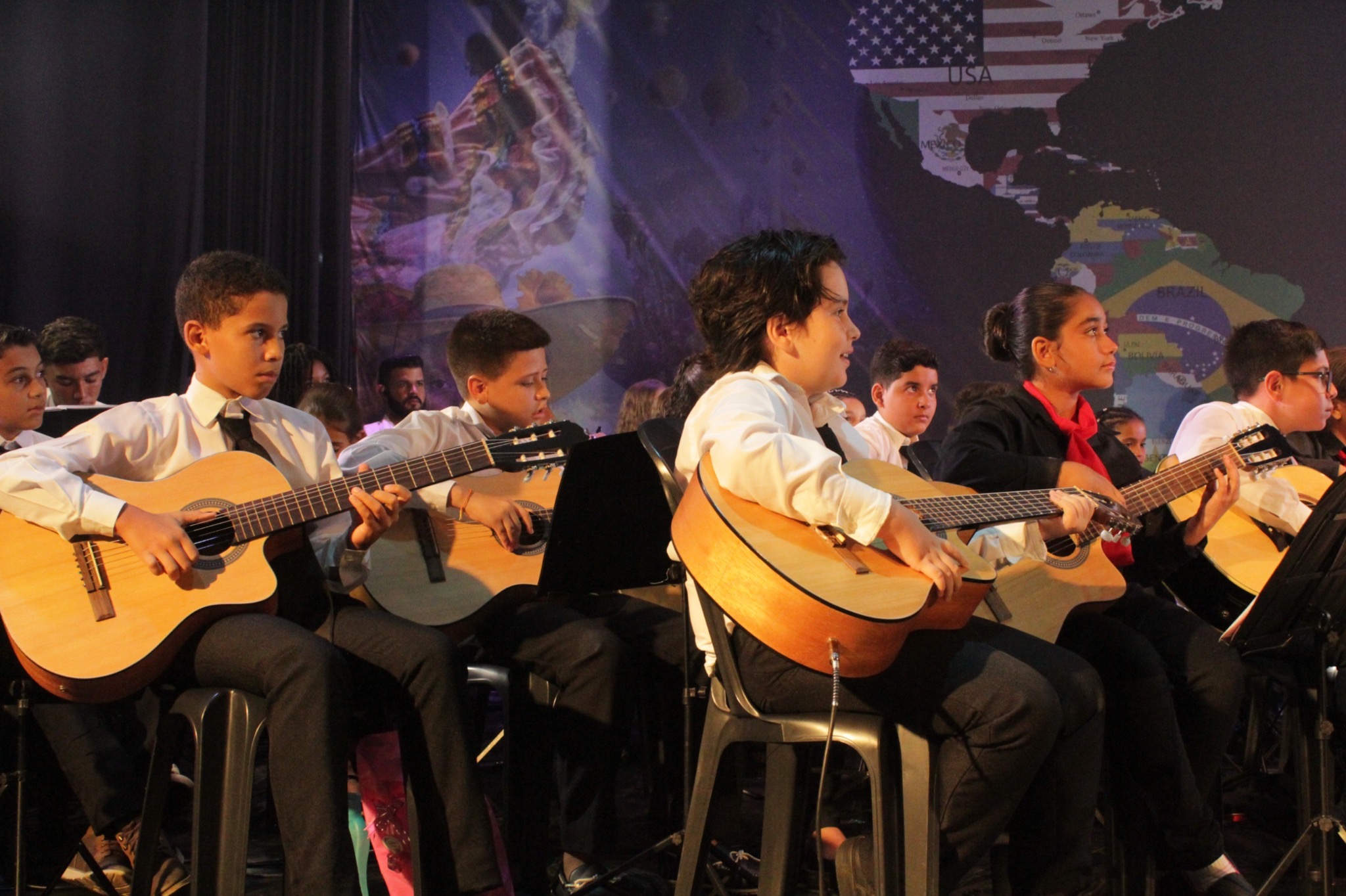 Orquestra estudantil em apresentação