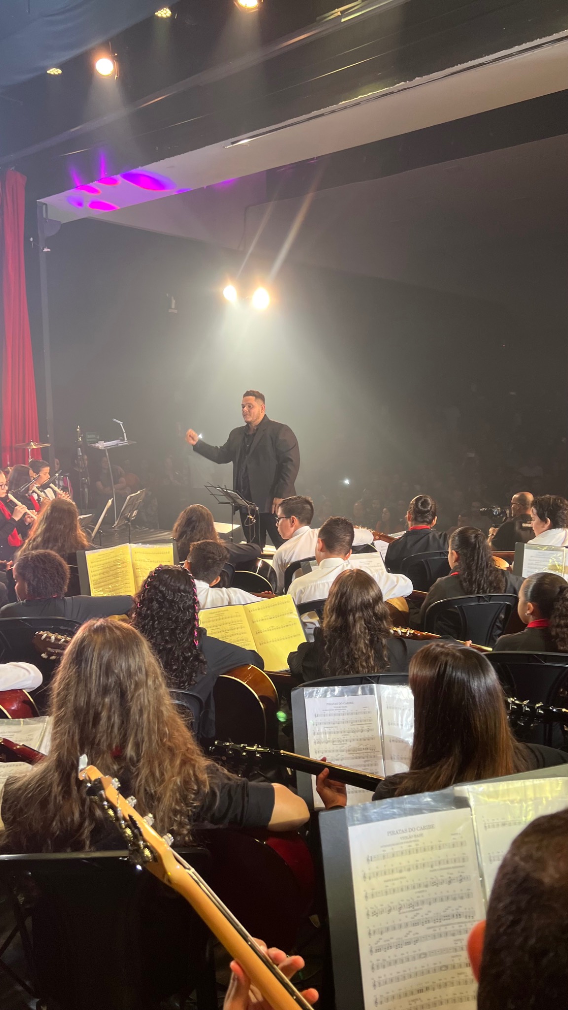 Regência da orquestra do projeto
